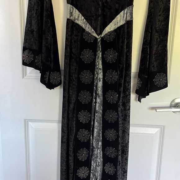 🕷️ WITCH CLOAK/COSTUME 💀 WOMEN’S MEDIUM 👻🎃VELVETY - Picture 7 of 15